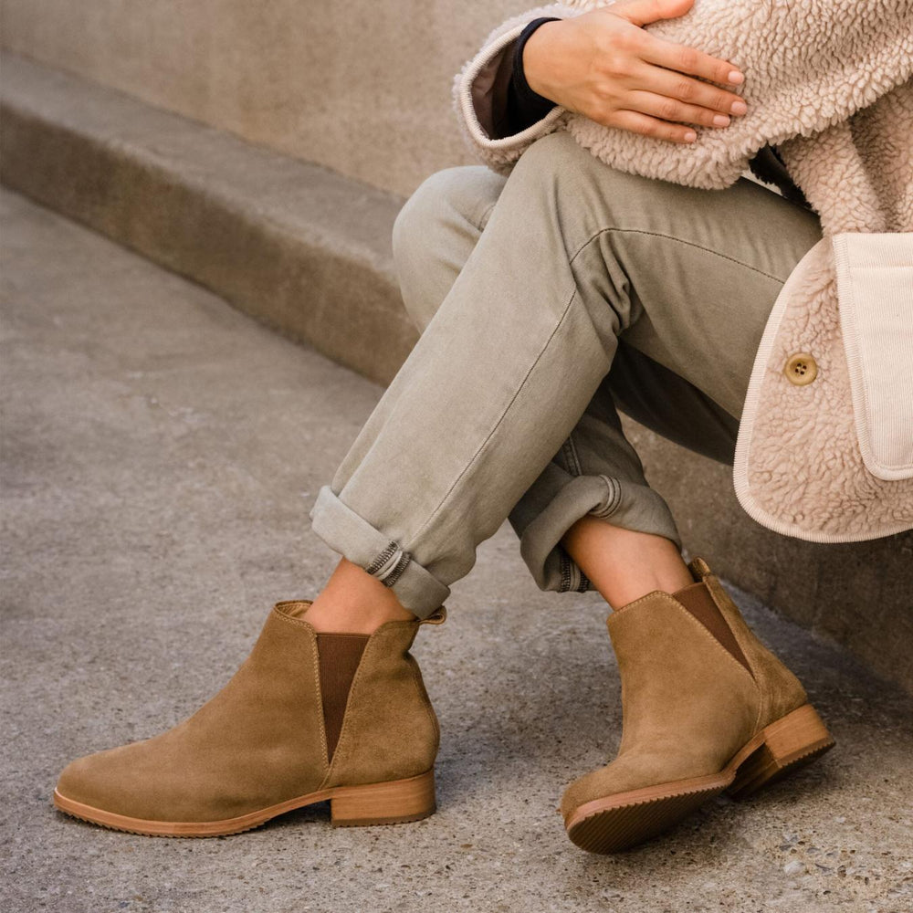 Nisolo Eva Everyday Chelsea Boot Taupe Suede | Women Boots