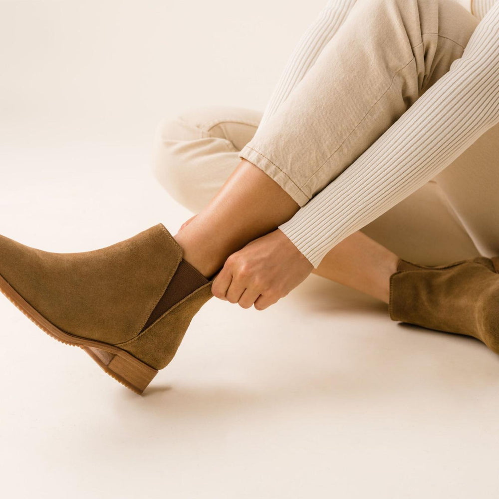 Nisolo Eva Everyday Chelsea Boot Taupe Suede | Women Boots