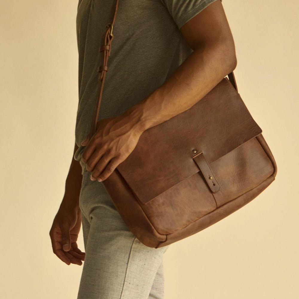 Nisolo Loreto Messenger Bag Chestnut | Men Bags &amp; Wallets